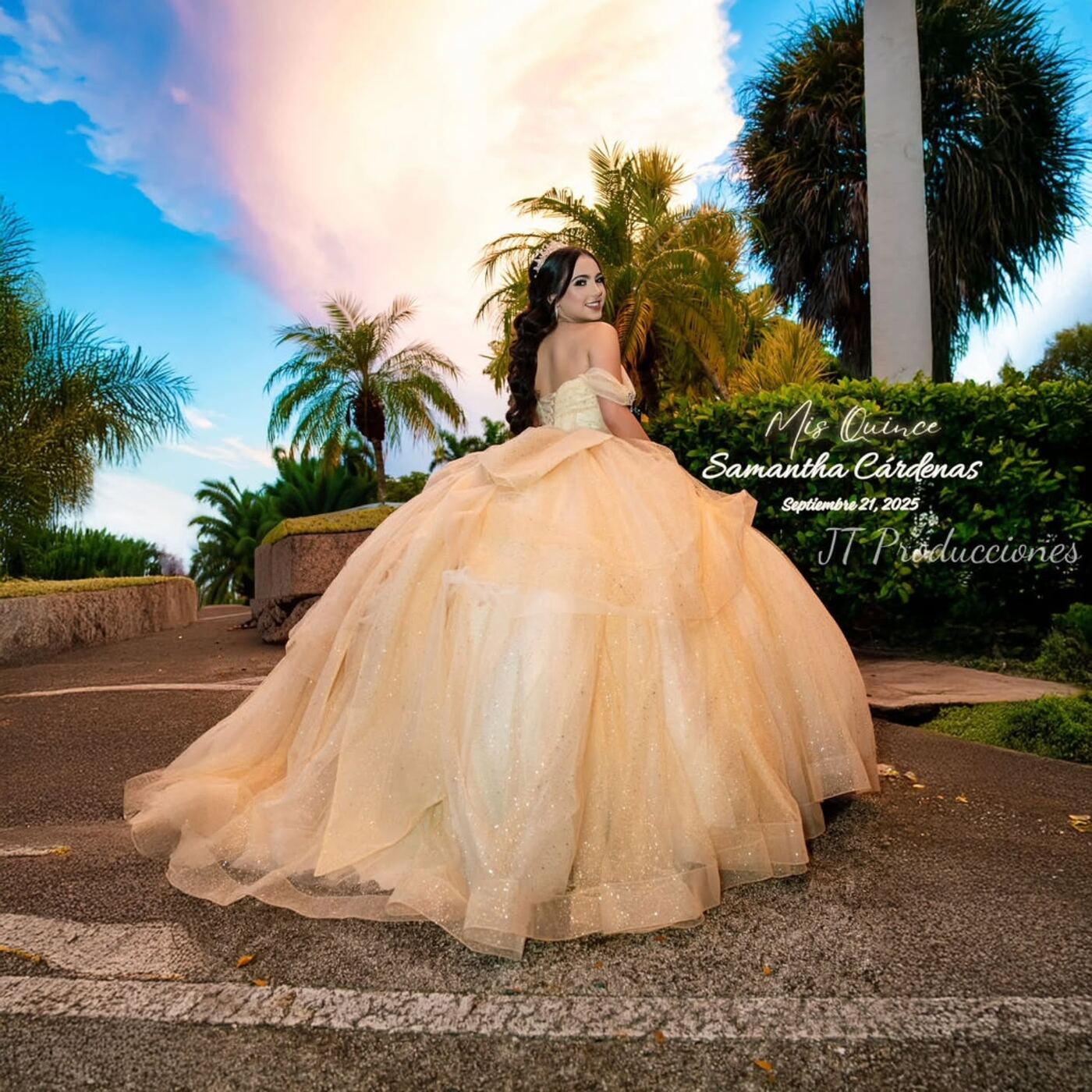 Quinceañera con vestido dorado al atardecer