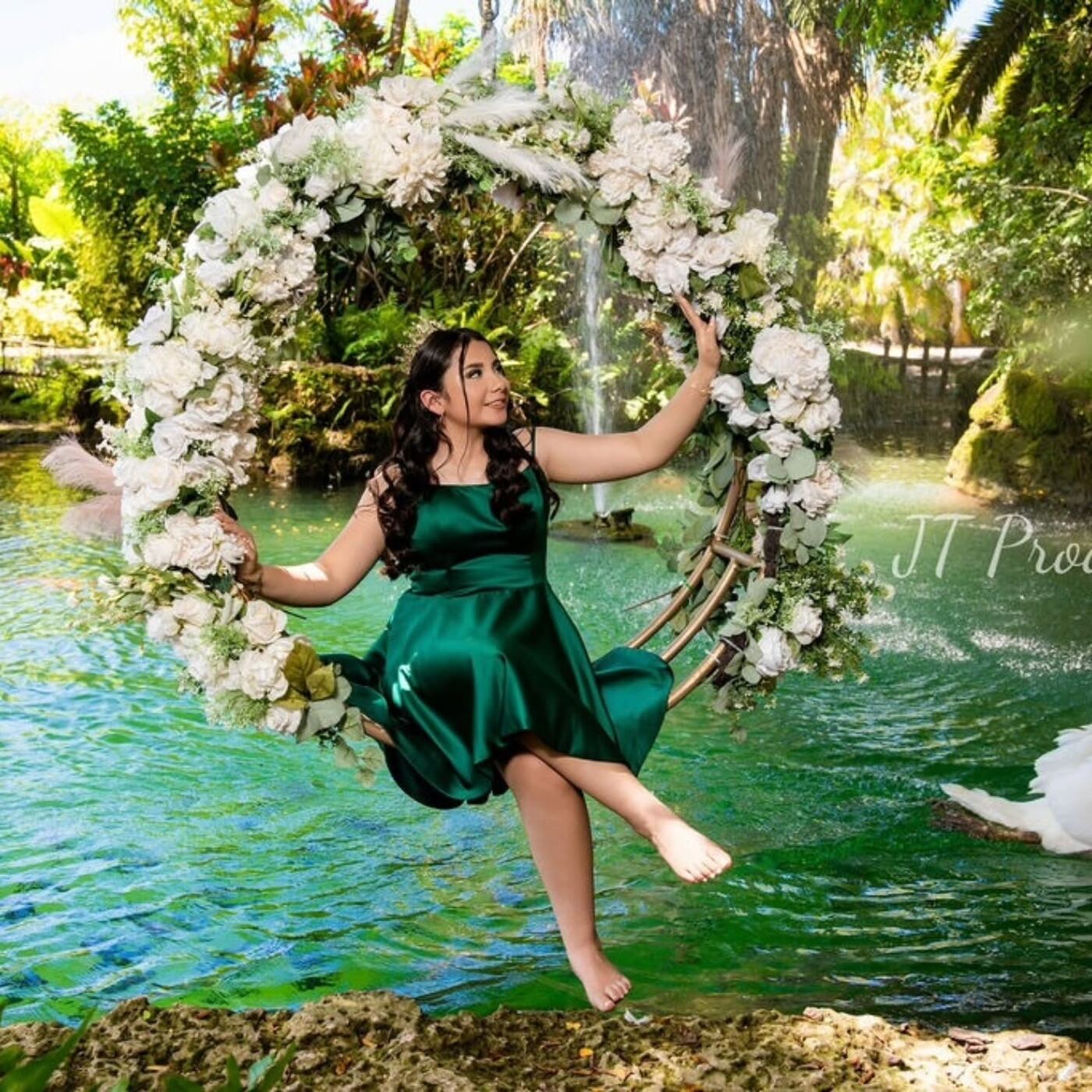Quinceañera en un columpio de flores sobre el agua