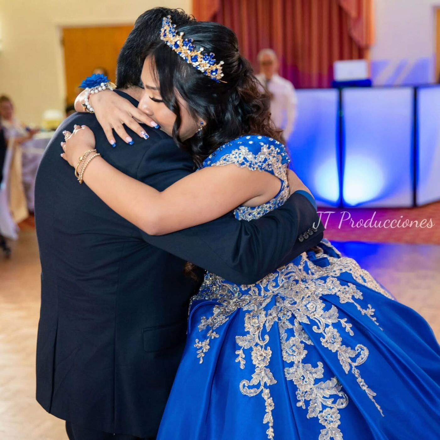 Abrazo de padre e hija en la fiesta de quince años